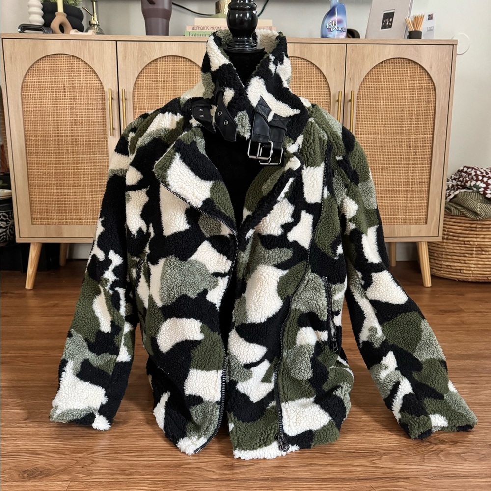 Urban Outfitters Green and Black Fleece Jacket